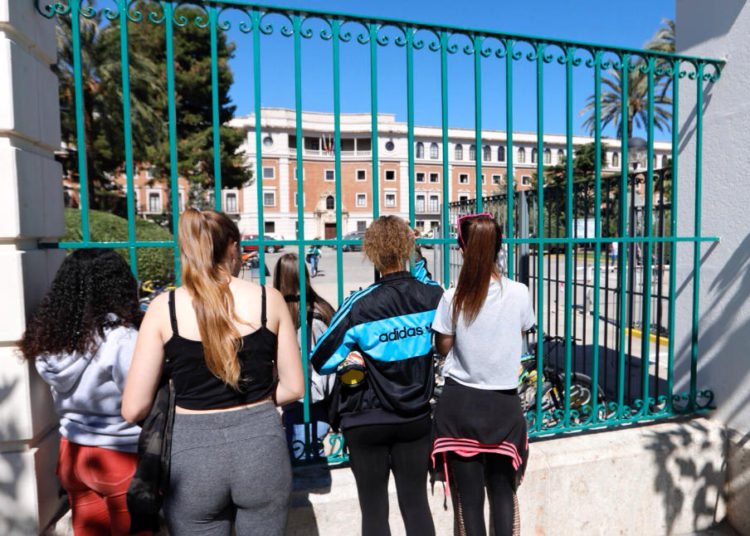 Alumno de 15 años apuñala a su maestra por darle una mala calificación