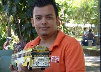 Bukele ofrece empleo a joven que se graduó como arquitecto vendiendo buses a escala