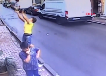 (VIDEO) Un adolescente salva a una niña de dos años de morir al caer de un balcón