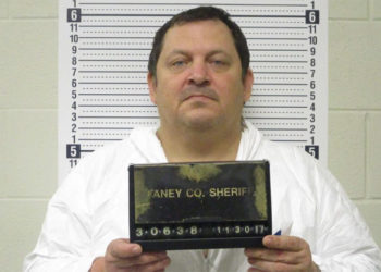 (Video) Un hombre cortó su garganta mientras estaba siendo enjuiciado en EE.UU.