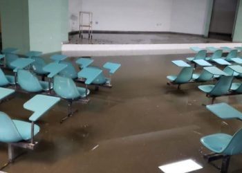 Fuertes tormentas causan inundación en auditorio de hospital de San Miguel