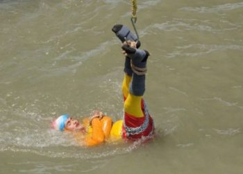 Un ilusionista desaparece tras sumergirse atado de pies y manos en un río de la India