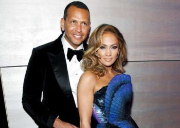 Conoce el significado del beso 11:11 que se dieron JLO y Alex Rodriguez
