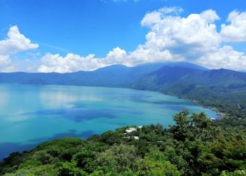 Por quinto año consecutivo lago de Coatepeque se vuelve color turquesa