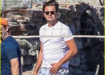 Un balón de voleibol se estrella en la cara de Lionardo DiCaprio