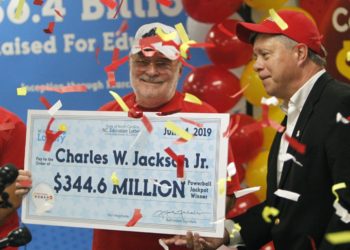 Un jubilado gana 344 millones de dólares en la lotería gracias a una “galleta de la suerte”