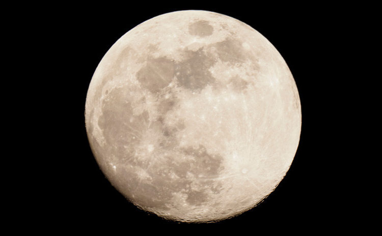 Hallan una misteriosa masa bajo el mayor cráter en la cara oculta de la Luna