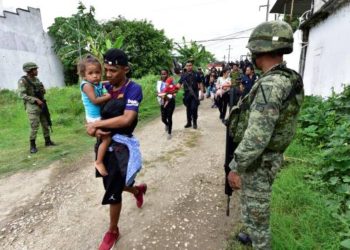 Policía naval mexicana impide el paso de migrantes en frontera con Guatemala