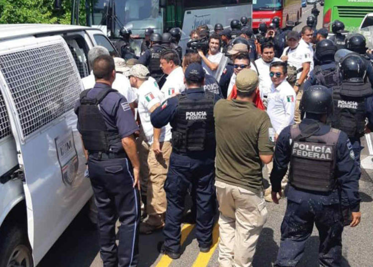México detiene a cerca de 800 migrantes que viajaban en la zona de carga de cuatro camiones
