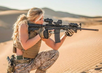 Sexy exmarine cautiva a los hombres