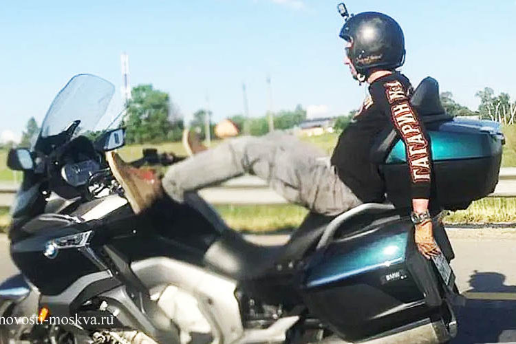 (Video) Un “youtuber” se graba manejando su moto con los pies a 100 kph y muere en accidente