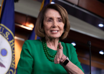 La líder demócrata Nancy Pelosi dice que “Trump trata como enemigo a México”