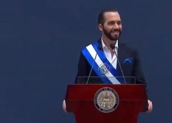 Con lenguaje de señas, Bukele dice que «juntos sacaremos el país adelante»