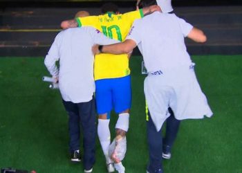 Neymar muestra su tobillo muy inflamado