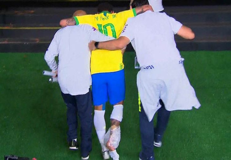 Neymar muestra su tobillo muy inflamado