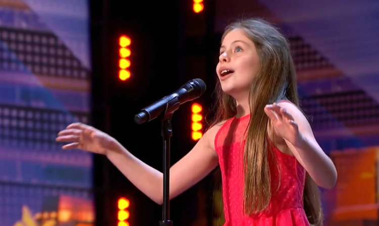 (Video) En concurso de talentos, niña de 10 años hizo con su voz que el publico lo ovaciona