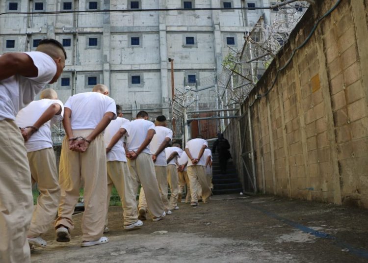 Trasladan 1,022 pandilleros del penal de Izalco para cortar las comunicaciones en los penales