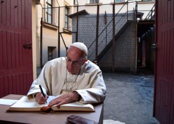 El papa modificó la versión en inglés del «Padre nuestro»