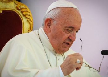 El Papa observa con pena y tristeza la foto de padre e hija, migrantes salvadoreños, ahogados en el río Grande