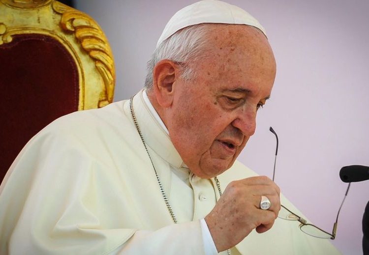 El Papa observa con pena y tristeza la foto de padre e hija, migrantes salvadoreños, ahogados en el río Grande