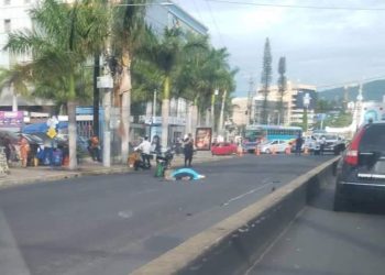 Peatón evade usar pasarela y muere atropellado por una moto cerca del Salvador del Mundo