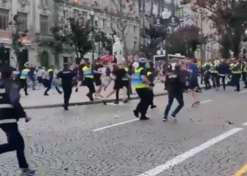 Enfrentamientos entre hooligans antes del juego Inglaterra y Holanda en Portugal