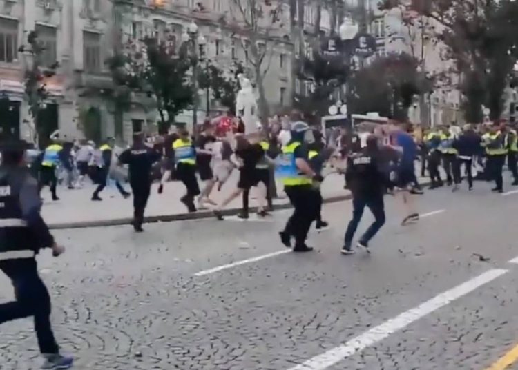 Enfrentamientos entre hooligans antes del juego Inglaterra y Holanda en Portugal