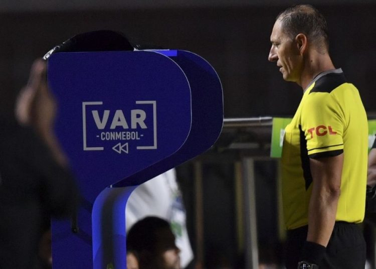 El VAR, protagonista de la Copa América: micrófonos abiertos y el futuro que le quiere dar la FIFA