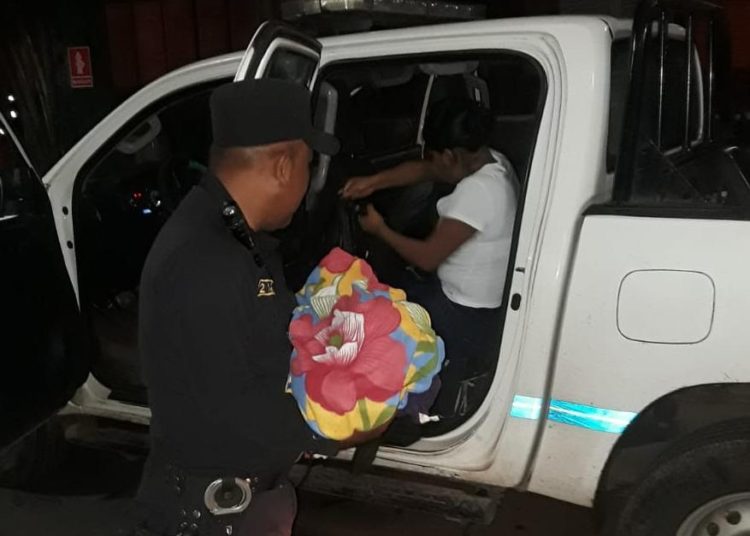 En Sonsonate agentes de la PNC atienden parto dentro de una patrulla