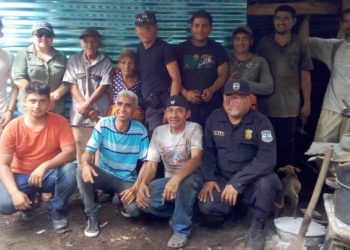 Jóvenes se suman a policías para ayudar a reparar la casa de ancianos