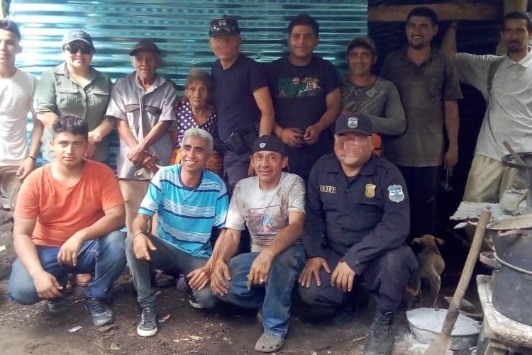 Jóvenes se suman a policías para ayudar a reparar la casa de ancianos