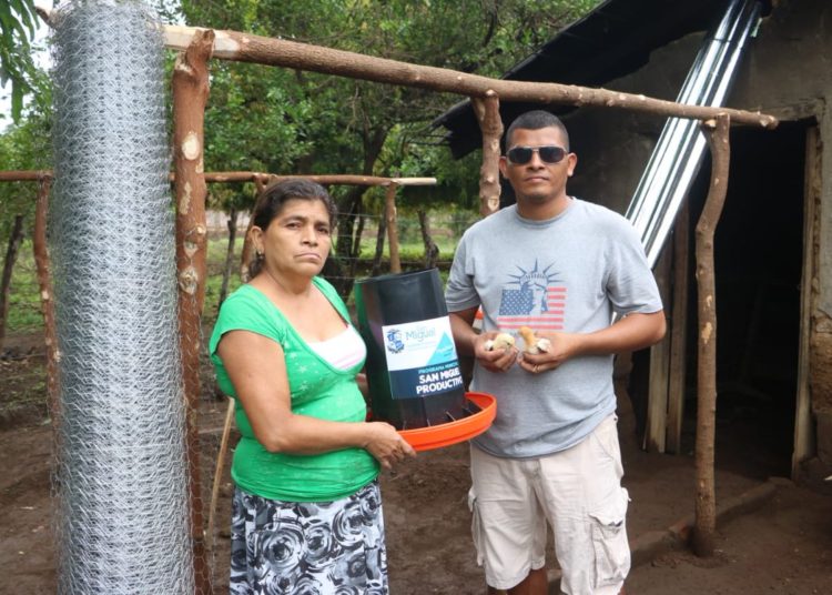 Alcaldía de San Miguel ayuda a mujer afectada por las lluvias