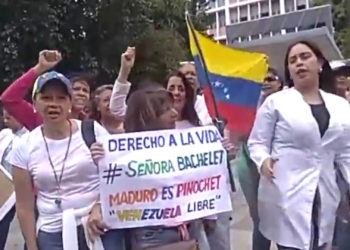 Manifestantes gritan inconformes a comisionada de la UNO «¡Bachelet, Maduro es Pinochet!»