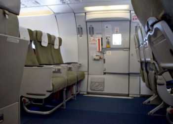 Pasajero confunde puerta de emergencia de un avión por la del baño
