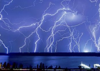 (VÍDEO) Fuertes rayos son captados en una ciudad de China