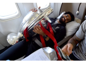 Las fotos de los campeones del Liverpool con el trofeo de la Champions League de regreso a Inglaterra