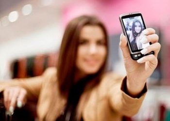 Por qué las cámaras delanteras de algunos móviles invierten tus selfies