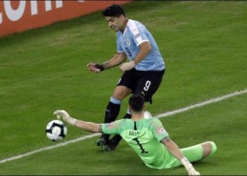 (VIDEO) Chile y Uruguay para la historia por el blooper de Suárez y la patada de Jara al aficionado intruso