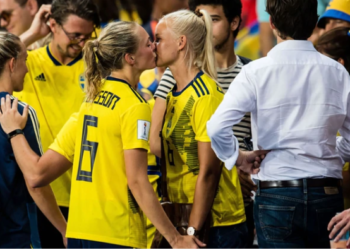El beso entre dos jugadoras en el mundial de fútbol tiene una historia detrás