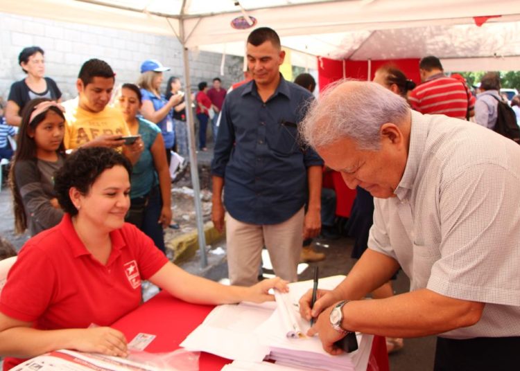 Expresidente Salvador Sánchez Cerén acude a votar en proceso interno