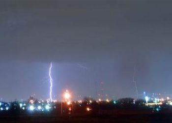 Un rayo dejó a miles de usuarios sin energía eléctrica y provoca la demora de cientos de vuelos en Dallas