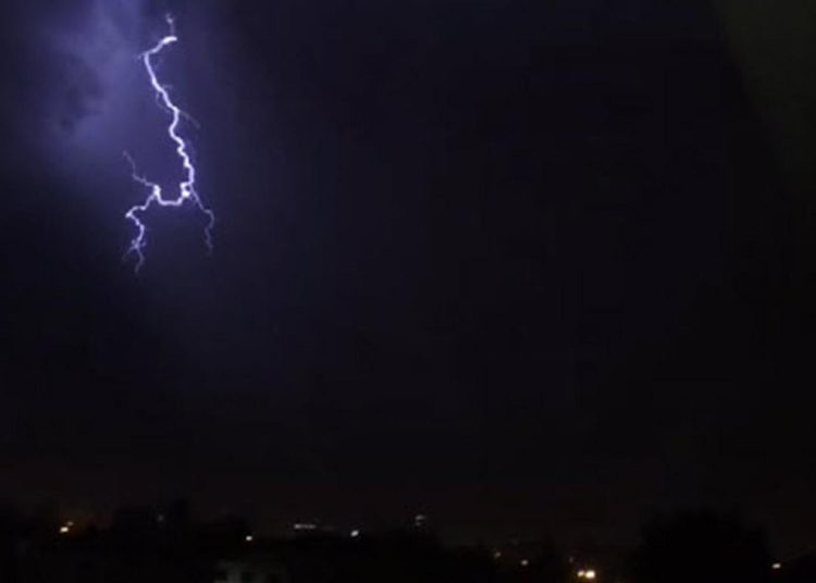 Onda tropical provocará este domingo lluvias eléctricas en el país