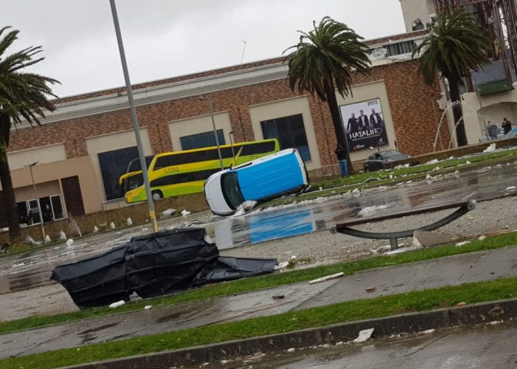 (Video) Un muerto y 24 heridos por el paso de un tornado en el sur de Chile