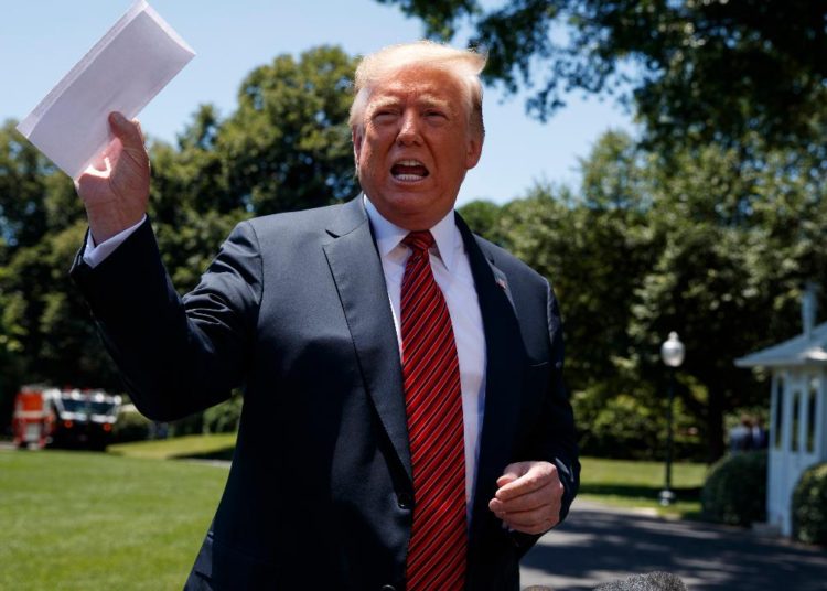 Trump mostró a la prensa documento del “acuerdo secreto” con México