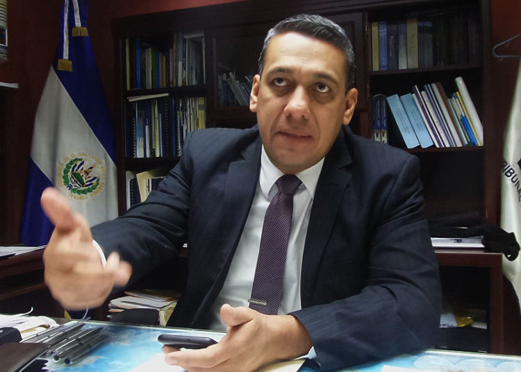 Sala declara inconstitucional elección de Ulises Rivas como magistrado del TSE