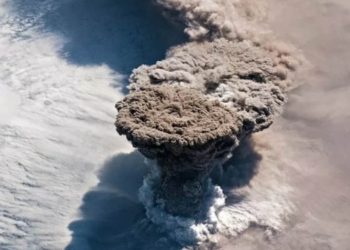 Desde el espacio captan espectacular erupción de un volcán