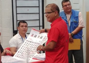 Óscar Ortiz vota en el proceso interno para elegir autoridades del FMLN