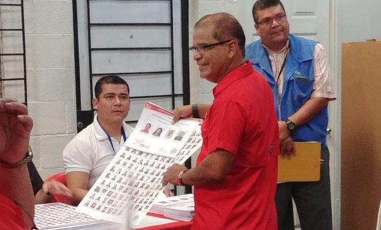 Óscar Ortiz vota en el proceso interno para elegir autoridades del FMLN