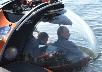 (VIDEO): Putin se sumerge hasta el lugar donde se hundió un submarino soviético en 1942