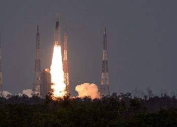 India lanzó una sonda a la Luna para explorar el polo sur del satélite
